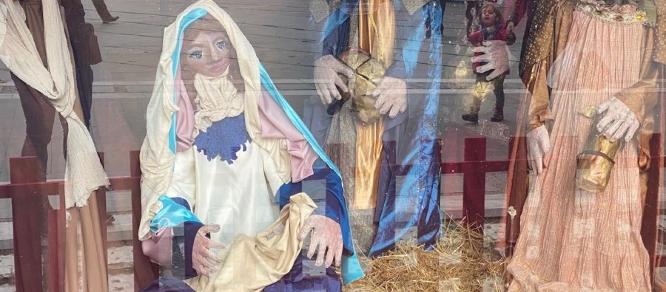 Λάρισα: Έφτιαξαν φάτνη με τζαμαρία για να μην κλαπεί ξανά το Θείο Βρέφος (φωτο)